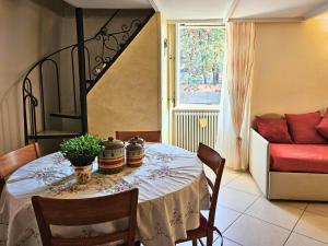 een eetkamer met een tafel en een bank bij La Suite Delle Stelle in Matera +13 foto's