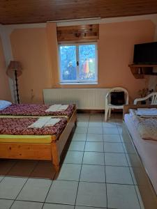 Postel nebo postele na pokoji v ubytování Sobe Rooms Szobák Zimmer KIS