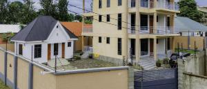 a house being built next to a building at Bellevie Homestays in Uru