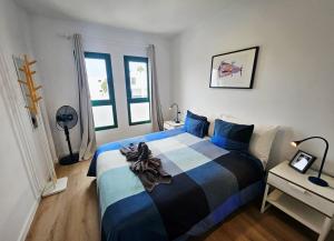 una camera con letto blu e bianco di Apartamento Malvasia Lanzarote a Costa Teguise Altre 16 foto