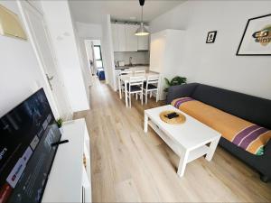 un soggiorno con un divano e un tavolo di Apartamento Malvasia Lanzarote a Costa Teguise