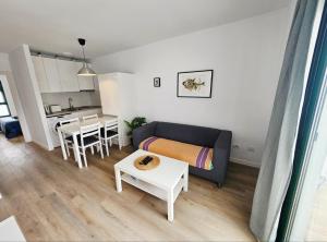 un soggiorno con un divano e un tavolo di Apartamento Malvasia Lanzarote a Costa Teguise