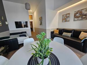 ein Wohnzimmer mit einem weißen Tisch und einer Couch in der Unterkunft Las Artes Hlius Luxury Apartments in Valencia
