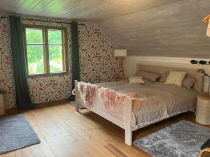 um quarto com uma cama e uma janela em Chalupa Rybná em Hradisko