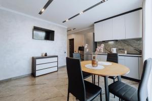 Μια τηλεόραση ή/και κέντρο ψυχαγωγίας στο NEW Chic & Cozy 2-Rooms near Park in Chisinau