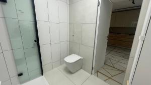 ein Badezimmer mit Toilette und Dusche in der Unterkunft Séjour réussi à deux pas de Genève appartement 57m2 in Ferney-Voltaire + 7 Fotos