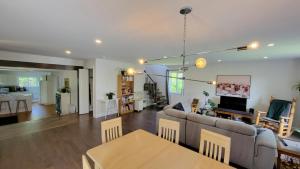 un salon avec un canapé et une table dans l'établissement Chalet Ô Lac-Brome, 3ch, 8 personnes, à Lac-Brome