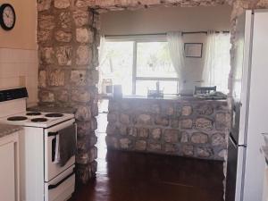 Η κουζίνα ή μικρή κουζίνα στο Gelnhausen Game Lodge cc