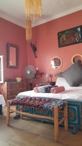 Postel nebo postele na pokoji v ubytování Dar Sam - Red Room