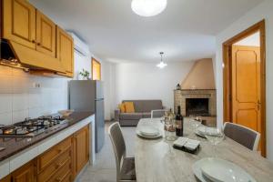 - une cuisine avec une table, des chaises et une cuisinière dans l'établissement casa matteo, à Nardò