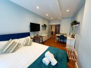 Postel nebo postele na pokoji v ubytování JoysPick Seafront TwoBedrooms BN144CLAgFF + 3 fotografie