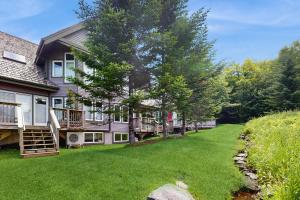 Κήπος έξω από το Jay Peak Townhouse