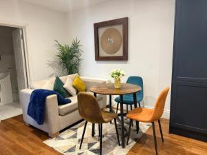 Posezení v ubytování JoysPick Seafront TwoBedrooms BN144CLAgFF