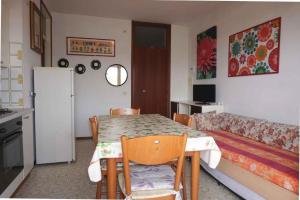 salon ze stołem i kanapą w obiekcie Apartment in Porto Santa Margherita 42874 w mieście Porto Santa Margherita di Caorle