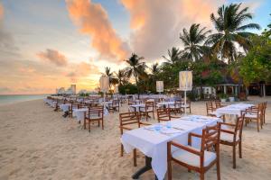 アスルガ島にあるDiamonds Athuruga Maldives Resort & Spaの浜辺のテーブルと椅子