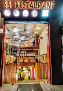 加雅SS Hotel的前面有标牌的餐厅