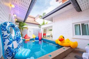 Pool Villa Near Jomtien Beach on Thep Prasit Road游泳池或附近泳池