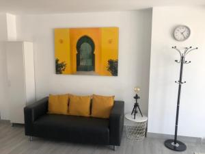 A seating area at Edificio Resort Gran8Nerja