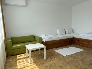 una stanza con un divano, un letto e un tavolo di Guest Rooms Boutique Varna a Varna
