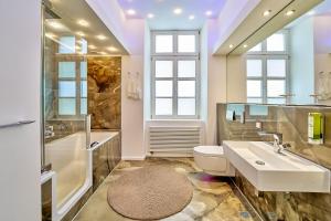 ein Badezimmer mit Waschbecken, Dusche und Toilette in der Unterkunft Boutique Suites and Residences Heidelberg- Alte Zigarrenmanufaktur in Heidelberg