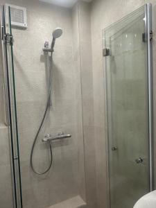una doccia in un bagno con una porta in vetro di Guest Rooms Boutique Varna a Varna Altre 43 foto