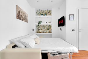 サロンノにあるSIMPLY HOME SARONNO Stazione-Centro-Milano-Varese-Como-MXPの白い壁のドミトリールーム(ベッド1台)