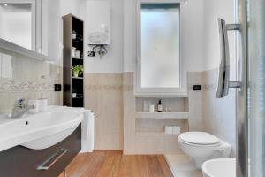 サロンノにあるSIMPLY HOME SARONNO Stazione-Centro-Milano-Varese-Como-MXPのトイレと洗面台を備えた白いバスルーム +16枚の写真