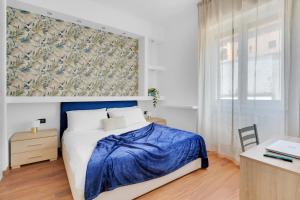 サロンノにあるSIMPLY HOME SARONNO Stazione-Centro-Milano-Varese-Como-MXPのベッドルーム(青と白のベッド1台、デスク付)