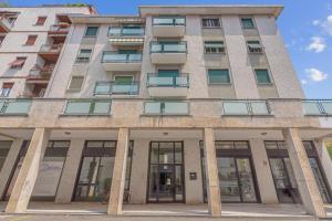 サロンノにあるSIMPLY HOME SARONNO Stazione-Centro-Milano-Varese-Como-MXPの通りに面したガラスドアのアパート
