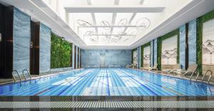 a large swimming pool with blue lanes at HUALUXE Handan by IHG in Handan