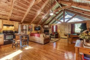 un ampio soggiorno con un divano e un tavolo di Cozy Bear Lodge By Avada Properties a Sevierville