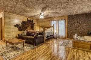 un soggiorno con un divano e un letto di Cozy Bear Lodge By Avada Properties a Sevierville