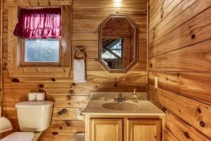 un bagno con lavandino e WC di Cozy Bear Lodge By Avada Properties a Sevierville Altre 25 foto