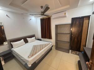 Ένα ή περισσότερα κρεβάτια σε δωμάτιο στο Hotel Shekhawati Resort