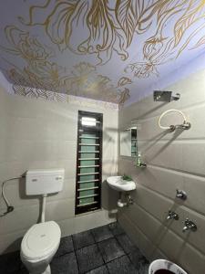 Munroe IslandSANTA MARIA HOSTEL MUNROE ISLAND的带马桶和水槽的浴室