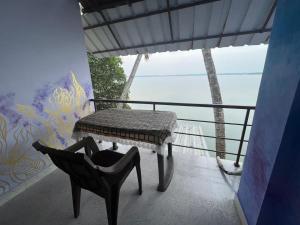 SANTA MARIA HOSTEL MUNROE ISLAND的阳台或露台