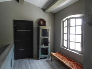 Zimmer mit einer Tür, einem Regal und einem Fenster in der Unterkunft Belle maison avec piscine dans les hauteurs à Saint Raphael in Saint-Raphaël