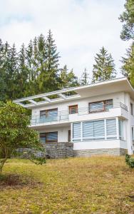 Casa blanca grande con ventanas en un campo en Vilas & Wellness Resort Orlík, en KozÃ¡rovice