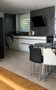 Televízia a/alebo spoločenská miestnosť v ubytovaní Vilas & Wellness Resort Orlík