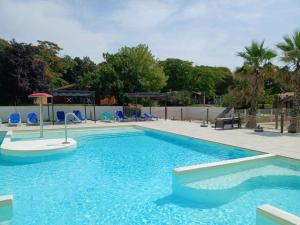 Piscine de l'établissement Les Chalets de Moulière ou située à proximité