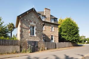 ein altes Backsteinhaus am Straßenrand in der Unterkunft Villa Marlotte by Cocoonr - La Belle de Dinard in Dinard