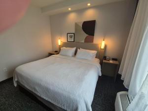 Spark by Hilton Lancaster客房内的一张或多张床位
