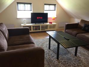 Televisyen dan/atau pusat hiburan di LILLEVANG APARTMENTs