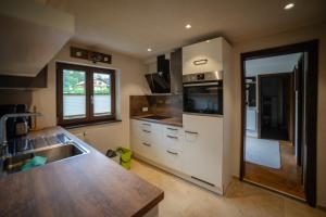 Kuchyňa alebo kuchynka v ubytovaní Ferienhaus Ötztal-Lodge