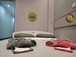 - une chambre avec 2 lits et des serviettes sur le lit dans l'établissement Artemis Luxus Home and Spa Alexandroupolis City Faros, à Alexandroúpolis