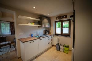 Kuchyňa alebo kuchynka v ubytovaní Ferienhaus Ötztal-Lodge