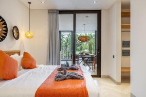 Postel nebo postele na pokoji v ubytování Townhouse T3 - Tropical Calm Meets Modern Comfort - Ubud