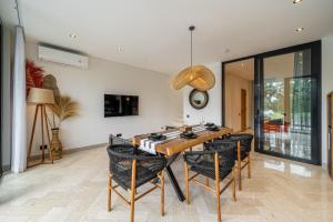 TV a/nebo společenská místnost v ubytování Townhouse T3 - Tropical Calm Meets Modern Comfort - Ubud