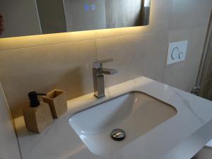 Bilik mandi di Tana's Comfort