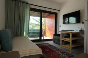 A television and/or entertainment centre at Paradise Garden Apartments